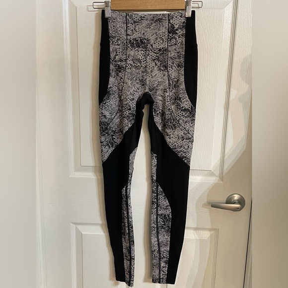 Lululemon Sweat & Repeat Tight 28" Black/ Serigraph Starlight Black Multi Size 4 - Picture 13 of 16